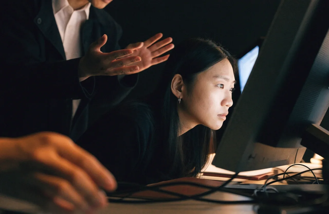 스튜디오에서 생성형 영상 결과물을 함께 검토하는 제작팀